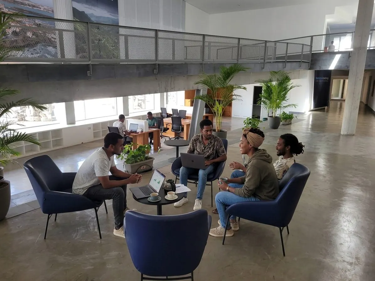Empreendedores a conversar nos sofás do átrio